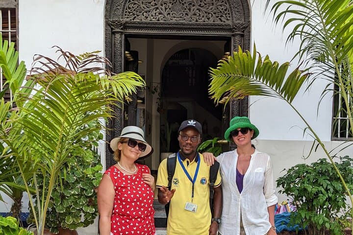 Stone Town Complete Guide: History, Spice Market & Local Life Walking Tour