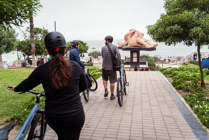 Lima City Biking: Miraflores, San Isidro & Barranco Bike Tour photo 2