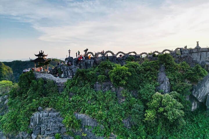 Full-Day Ninh Binh Luxury Tour: Tam Coc Boat, Mua Cave Hike & Hoa Lu History photo 3