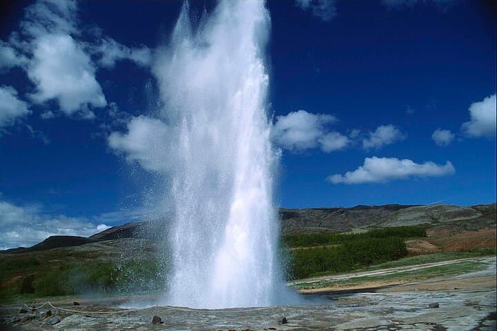 Golden Circle German Small-Group Tour from Reykjavík — Geysers, Gullfoss & Þingvellir photo 4