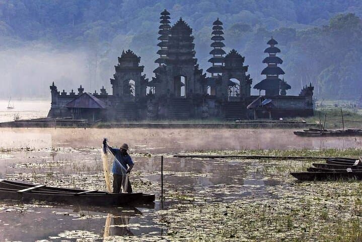 Twin Lakes Jungle Trek & Traditional Canoe: Buyan and Tamblingan Full-Day Adventure photo 4