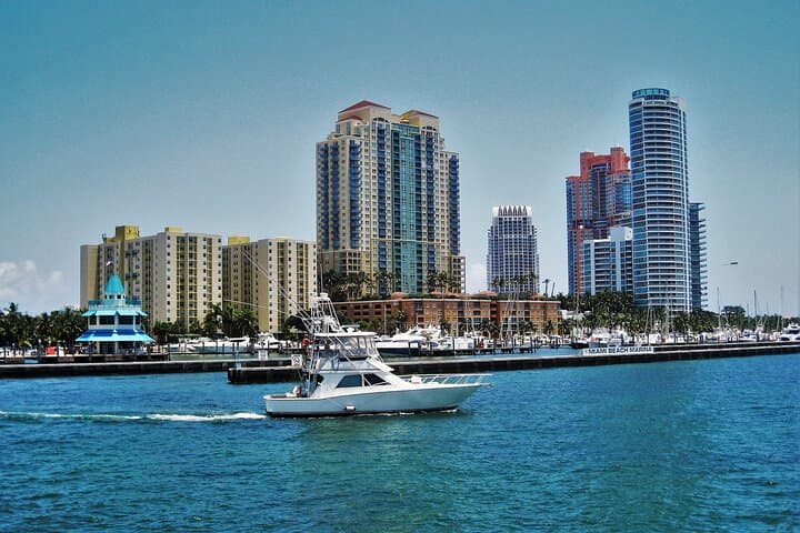 Private Miami Bus Transfer & 4-Hour Custom Tour — Point-to-Point Comfort and City Sightseeing photo 3