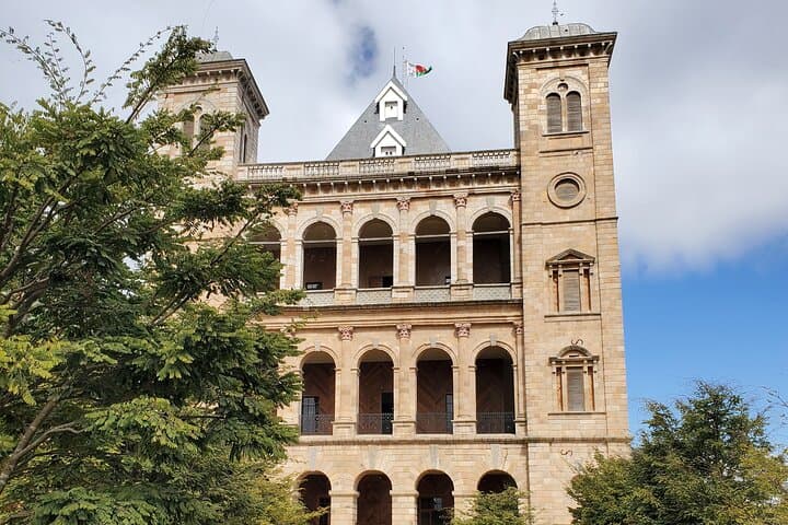 One-Day Private Cultural Tour of Antananarivo: Lemurs, Royal Palaces & Markets