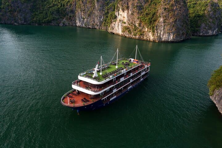 Lan Ha Bay Luxury Cruise: 2-Day La Pandora Experience from Hanoi