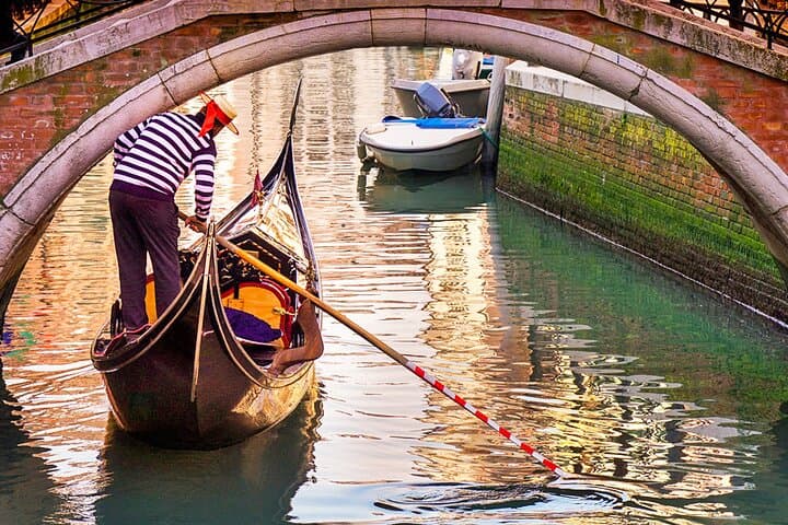 Venice Gondola Ride: 30-Minute Authentic Canal Tour from Campo San Moisè photo 2
