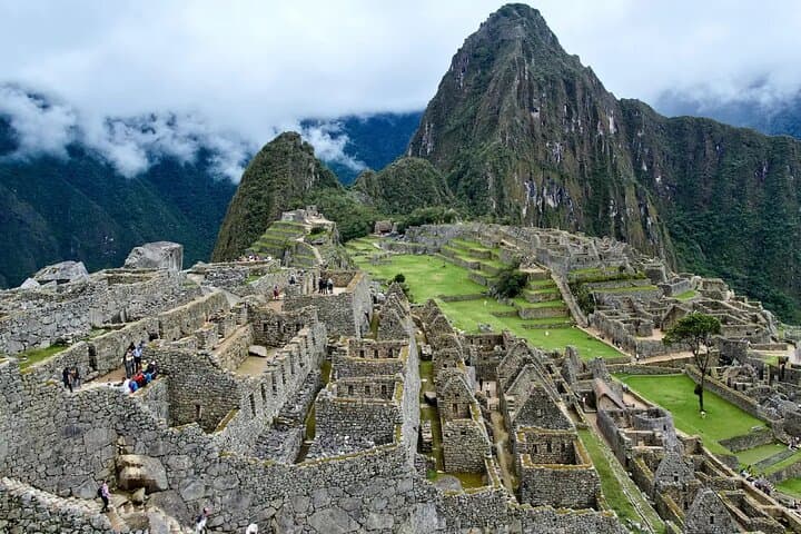 Cusco to Machu Picchu by Car: Sacred Valley Drive, Hidroelectrica Hike & Aguas Calientes Overnight