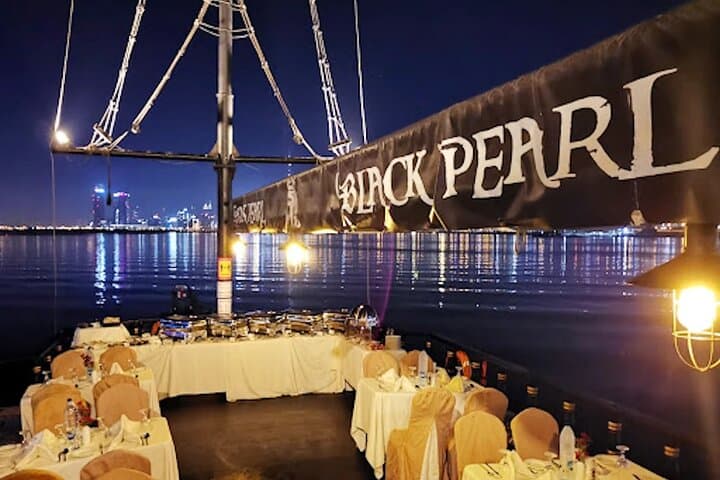 Dubai Canal Royal Dinner Cruise: Evening Buffet & City Lights photo 3