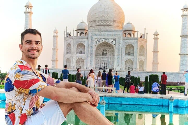 Sunrise and Sunset at the Taj: 2-Day Agra & Fatehpur Sikri Overnight Tour from Delhi