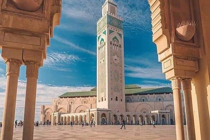 Casablanca Shore Tour: Hassan II Mosque, Corniche & Local Markets (Half-Day)