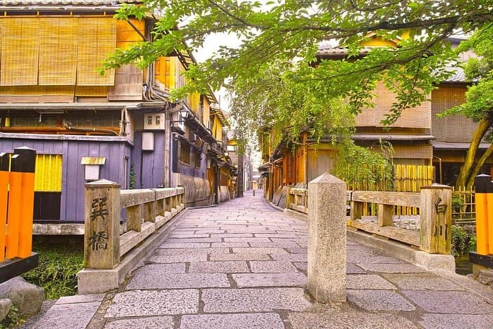 Kyoto Unveiled: Private Walking Tour of Gion, Yasaka & Kiyomizu photo 2