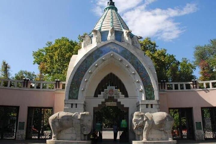 Budapest City Park True Crime Night Walking Tour photo 4