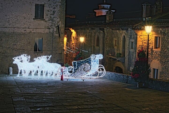 San Marino Starlit Christmas Walking Tour — Private Evening Walk Through Festive Old Town photo 3