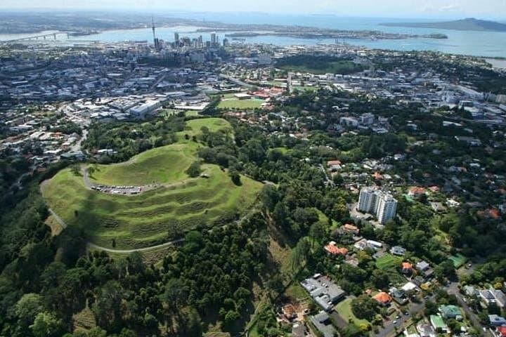 Auckland City Volcano & Scenic Highlights Tour — Mount Eden, Domain & Parnell photo 2