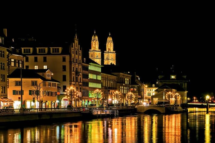 Private Half-Day Zurich Tour: Lake Zürich, Niederdorf & Rhine Falls photo 5