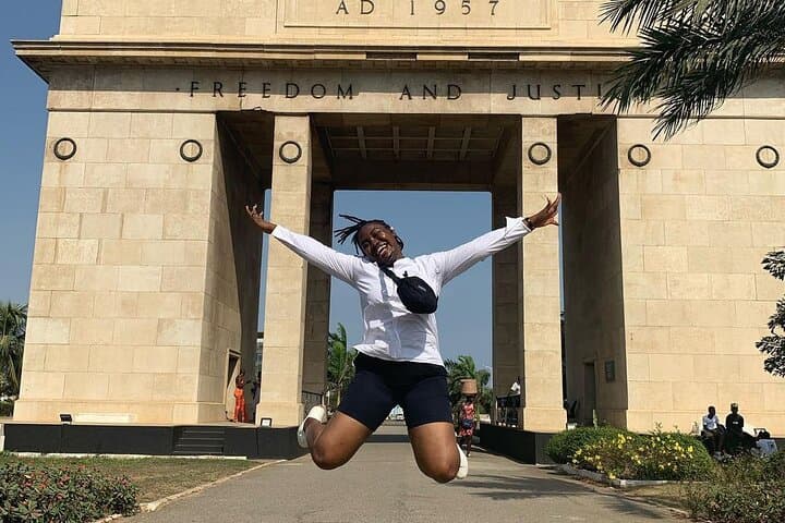 Accra Full-Day Cultural & Coastal Tour: Independence Square, Art Centre & Laboma Beach photo 6