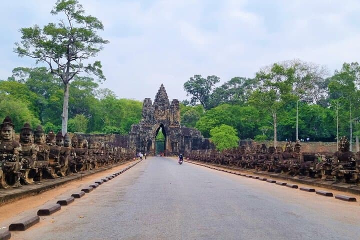 2-Day Private Tour of Angkor Temples: Angkor Wat, Ta Prohm & Banteay Srei photo 3