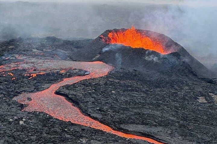 Hike to the Newborn Volcano: Private Guided Tour from Reykjavík photo 2