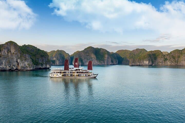 Halong Bay 2-Day, 1-Night Luxury Cruise — Bai Tu Long & Vung Vieng Experience photo 4