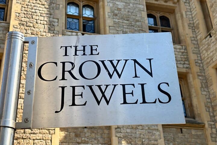 Tower of London Private Tour with Blue Badge Guide — Crown Jewels & Historic Highlights photo 6