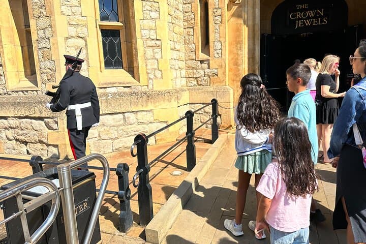 Tower of London Private Tour with Blue Badge Guide — Crown Jewels & Historic Highlights