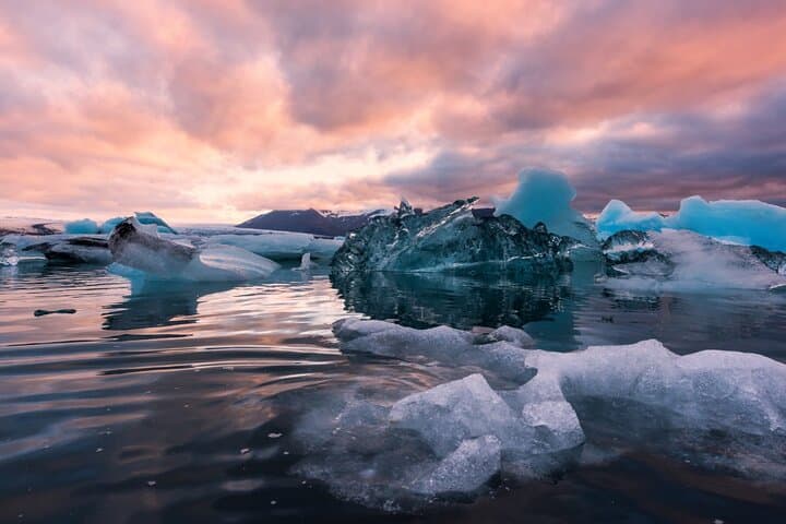 Diamond Beach & Jökulsárlón: Guided Day Tour to Floating Ice and Black Sand