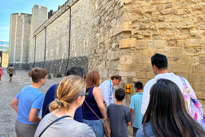 Tower of London Private Kid-Friendly Tour with Blue Badge Guide photo 3