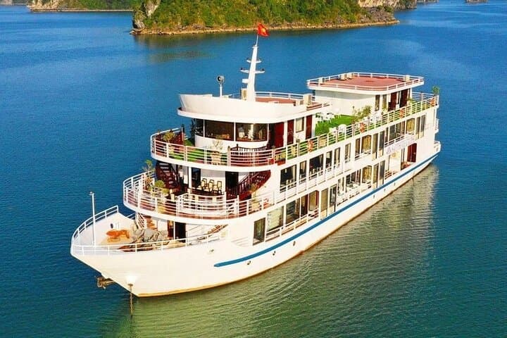 Halong Bay 2-Day Sapphire Cruise: Kayaking, Caves & Lan Ha Bay