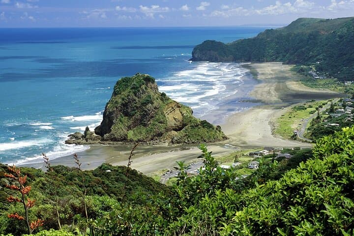North Island Four-Day Highlights Tour: Hobbiton, Waitomo & Waitakere Ranges photo 4