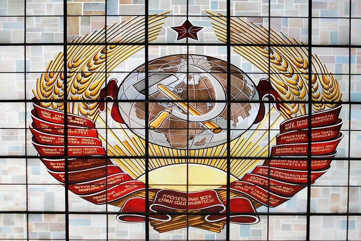 Explore Berlin's Soviet Heritage: Half-Day Bike Tour from Pankow to Brandenburg Gate