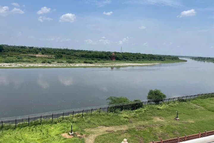 Full-Day Taj Mahal and Agra Fort Tour from Delhi — Round-Trip VIP Day Trip photo 2