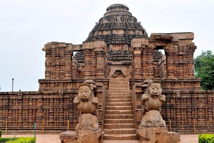 Konark Sun Temple and Chilika Lake Day Trip from Bhubaneswar — Temple Ruins, Birds & Dolphins