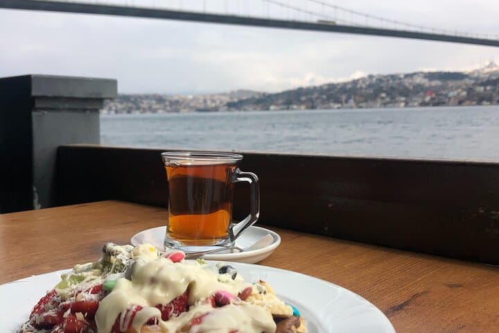 Private Bosphorus Cruise and Dolmabahçe Palace Tour in Istanbul photo 4