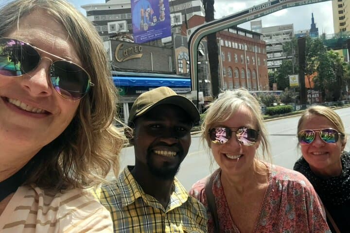 Nairobi City Sights: Giraffe Encounters, Crafts & Cultural Dances