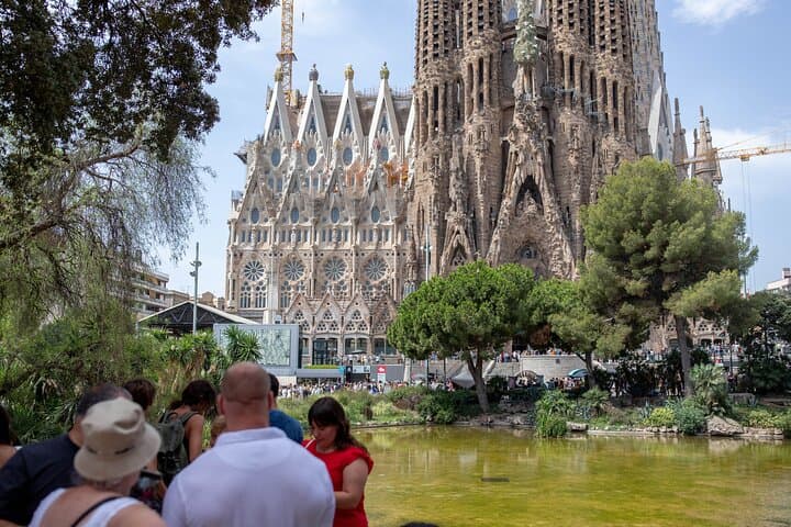Barcelona by Bike: 20 Best Sights E‑Bike Tour from Sagrada Familia to La Rambla photo 4