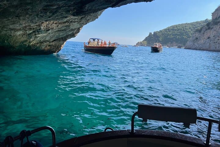 Private Full-Day Boat Tour from Sorrento to Positano and Li Galli photo 3