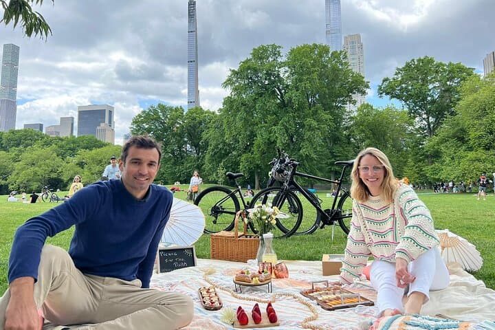 Private Central Park Bike Tour & Luxurious Picnic — Guided 2–3 Hour NYC Cycling Experience photo 1