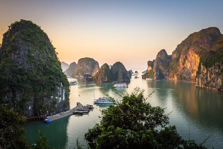 Halong Bay Luxury 2-Day Rosa Cruise: Overnight from Hanoi