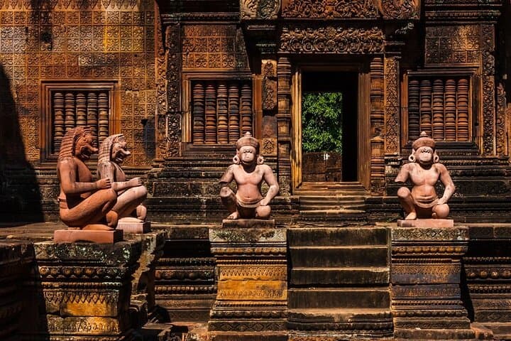 Full-Day Banteay Srei & Kbal Spean: River of 1000 Lingas Hike and Temple Circuit photo 2