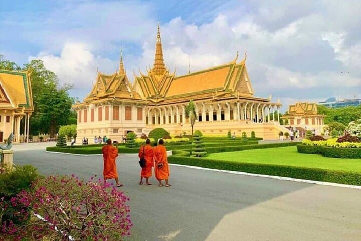 Private 2-Day Phnom Penh Cultural Tour: Royal Palace, Tuol Sleng & Central Market