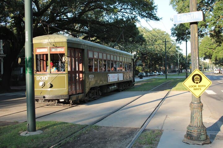Garden District Walking Tour: Lafayette Cemetery, Mansions & Irish Channel Stories