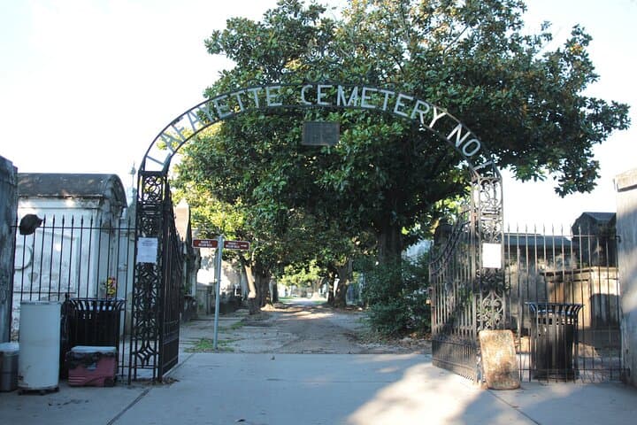 Garden District Walking Tour: Lafayette Cemetery, Mansions & Irish Channel Stories photo 3