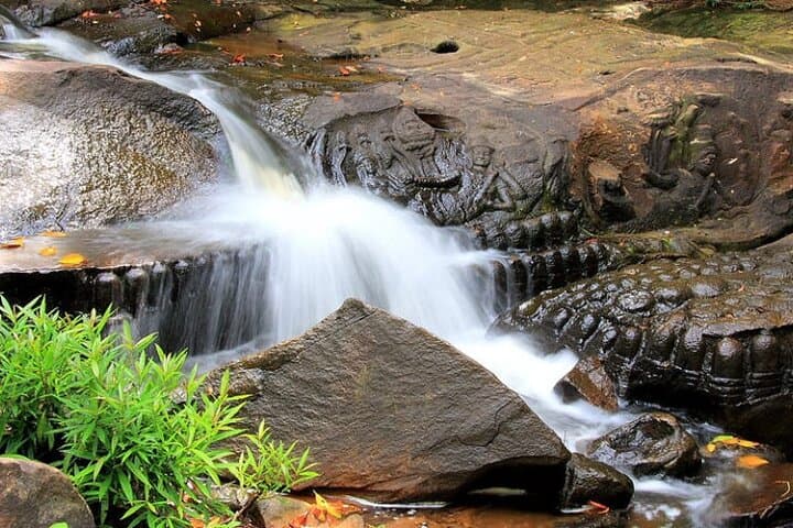 Full-Day Banteay Srei & Kbal Spean: River of 1000 Lingas Hike and Temple Circuit photo 4
