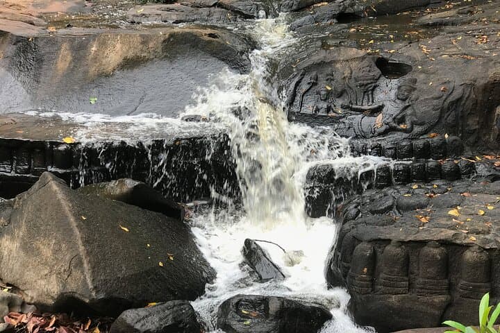Full-Day Banteay Srei & Kbal Spean: River of 1000 Lingas Hike and Temple Circuit photo 5