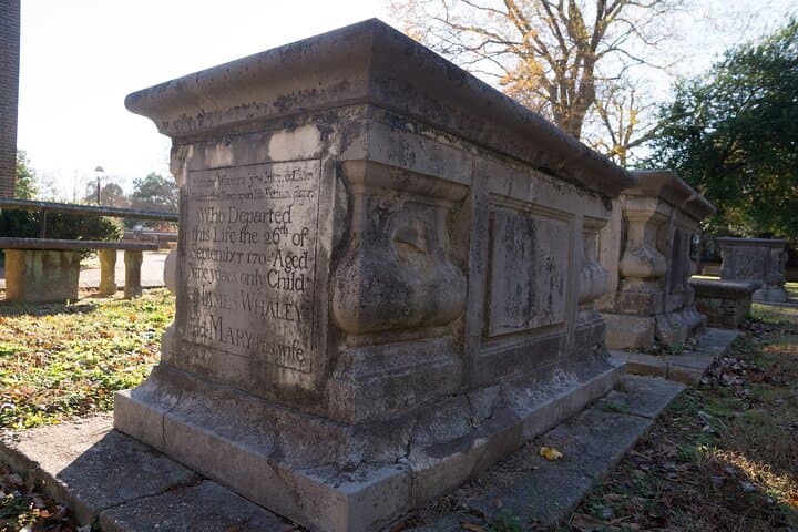 Garden District Walking Tour: Mansions, Cemeteries & Haunted Histories photo 3