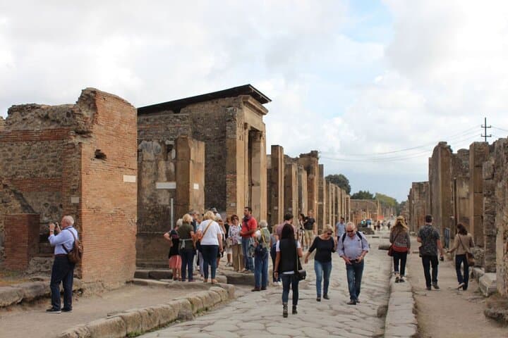 Pompeii Guided Tour with a Local Guide: Explore the Ancient Ruins photo 3