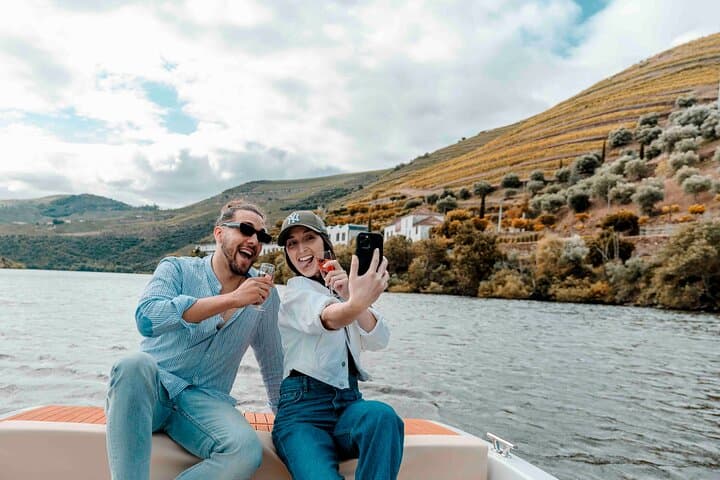 Douro Solar Boat in Pinhão: 1‑Hour Electric Wine Tasting Cruise photo 3