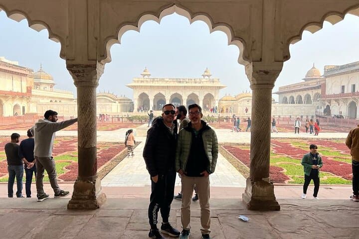 Sunrise at the Taj: Overnight Mumbai to Agra Tour with Flights & Hotel