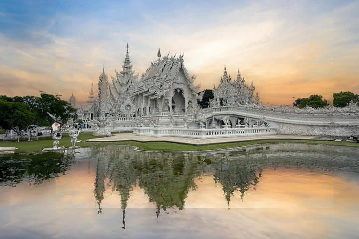 Chiang Rai Day Trip: White Temple, Blue Temple & Black House Private Tour from Chiang Mai