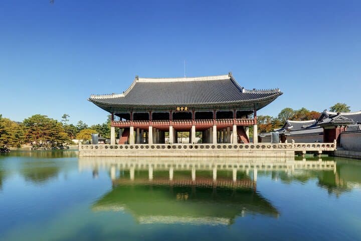 Full-Day Private Seoul Tour: Gyeongbokgung, Insadong & Namsangol Hanok Village photo 3