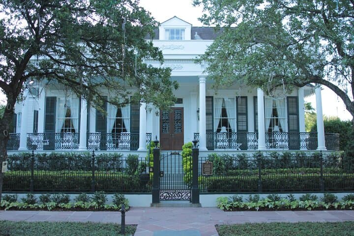 Garden District Walking Tour: Lafayette Cemetery, Mansions & Irish Channel Stories photo 4
